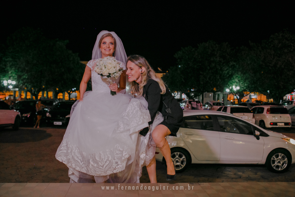 a cerimonialista negocia com os fornecedores do casamento